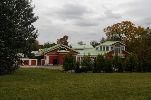 Moscú, Rusia, 09.30.2019. Park Tsaritsyno. Hermoso complejo arquitectónico gótico en el sur de Moscú — Foto de Stock