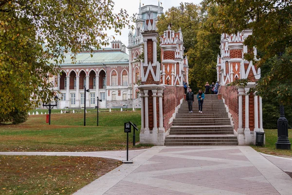 Moskwa, Rosja, 09.30.2019. Park Caritsyno. Piękny gotycki kompleks architektoniczny na południu Moskwy — Zdjęcie stockowe