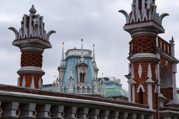 Der Turm eines schönen alten roten Backsteinschlosses vor grauem Himmel. gotischer Stil. — Stockfoto