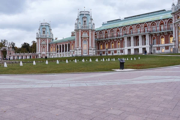 俄罗斯莫斯科，2019年9月30日。 公园Tsaritsyno 。 富丽堂皇的哥特式红砖城堡，蓝色屋顶 — 图库照片
