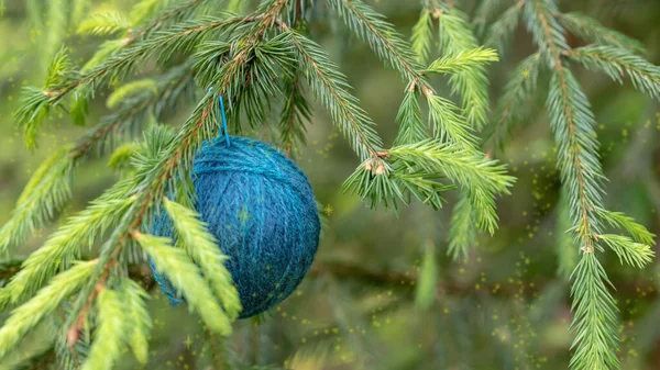 성탄절 배경에 털실이라니 크리스마스 나무의 가지에 공간이 포스터 수작업으로 제공되는 — 스톡 사진