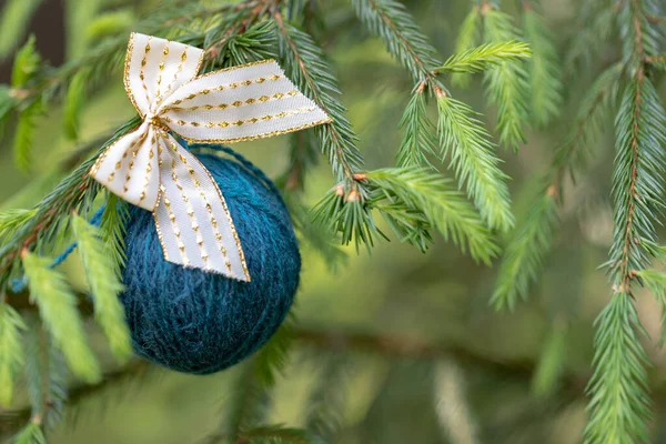 Різдвяний Фон Кульками Пряжі Синя Вовняна Куля Висить Зелених Гілках — стокове фото
