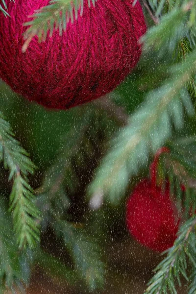 Sfondo Natalizio Con Palline Filato Palle Lana Rossa Appese Rami — Foto Stock