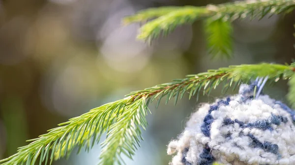 성탄절 배경에 털실이라니 흰색에는 크리스마스 나무의 가지에 이매달려 포스터 수작업으로 — 스톡 사진