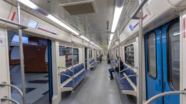 Moskova, Rusya, 26 Mayıs 2019: Moskova metro vagonunun içi, geniş görüş açısı