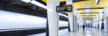 Moskova, Rusya 26 Mayıs 2019. Modern bir metro istasyonunun içi. Moskova Shelepikha 'daki metro istasyonu. Basit tasarım, mermer kaplama, güzel renk kombinasyonu..
