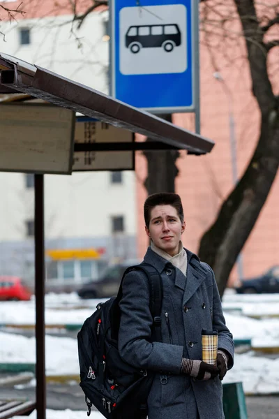 Giovane Uomo Piedi Alla Fermata Dell Autobus Aspetta Autobus Tiene — Foto Stock