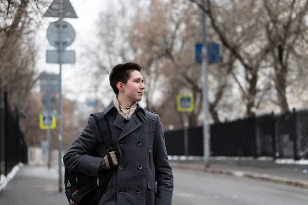 Giovane Ragazzo Moda Bello Libero Vestito Con Cappotto Esce Con — Foto Stock