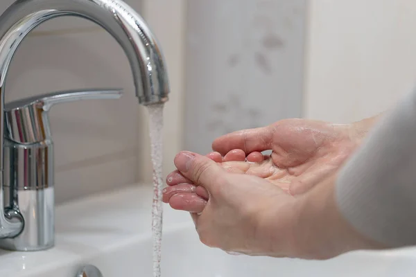 Pria Mencuci Tangannya Untuk Mencegah Infeksi Virus Dan Tangan Kotor — Stok Foto