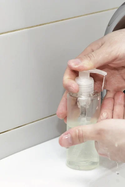 ウイルス感染を防止し 汚れた手をきれいにするために手を洗う男 コロナCovid 19の概念 — ストック写真