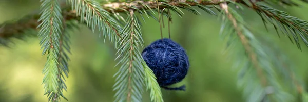 Weihnachten Hintergrund Mit Kugeln Aus Garn Blaues Wollknäuel Das Den — Stockfoto