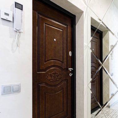 Modern ahşap görünümlü ön kapı, çok sağlam çelik kapı.