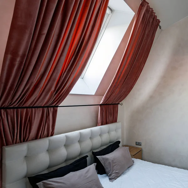 Groot Comfortabel Bed Buurt Van Lichte Muur Eenvoudige Kamer Interieur — Stockfoto