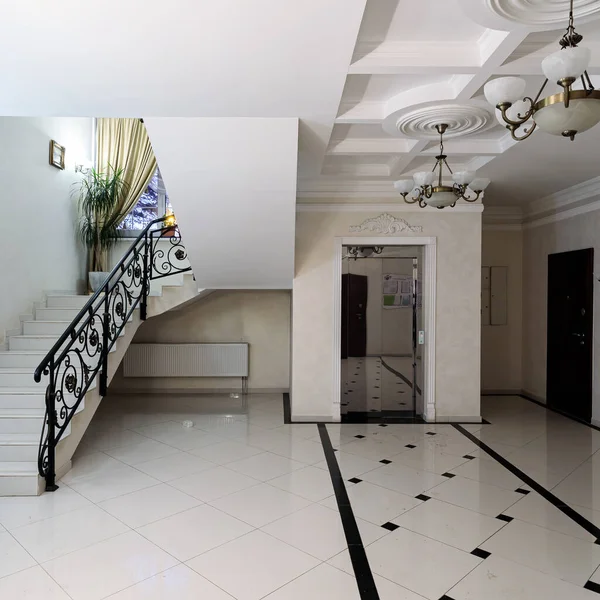 Modern apartmanların merdiven ve asansörleri.