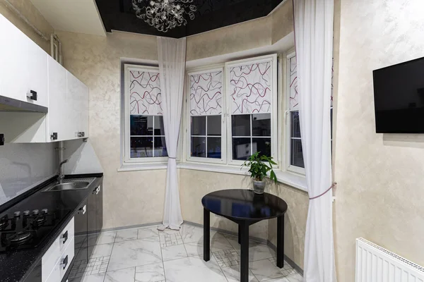 Gezellige Moderne Keuken Kleine Appartementen Wit Meubilair Met Zwart Blad — Stockfoto