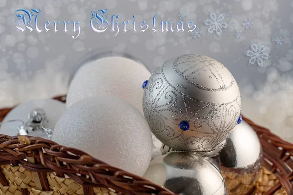 Stříbrné Bílé Vánoční Koule Košíku Který Stojí Nadýchané Kožešinové Dece — Stock fotografie