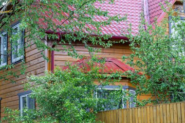 Basit bir ahşap evin parçası, Rusya 'da kırsal kesimde tatil için tipik bir bina.