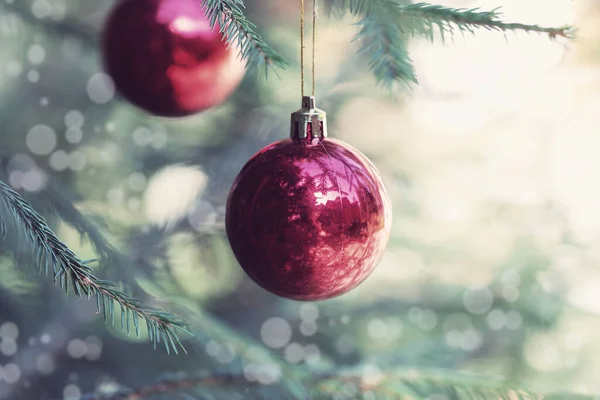 성탄절 구슬이 반사되어 크리스마스 트리의 가지를 합니다 원문을 공간이 Xmas — 스톡 사진