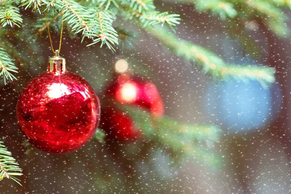 Bolas Navidad Rojas Con Reflejo Decorar Las Ramas Verdes Del — Foto de Stock