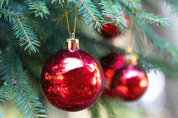 성탄절 구슬이 반사되어 크리스마스 트리의 가지를 합니다 원문을 공간이 Xmas — 스톡 사진