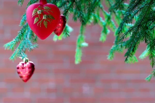 Czerwone Serce Choince Jako Dekoracja Świąteczna Wesołych Świąt Szczęśliwego Nowego — Zdjęcie stockowe