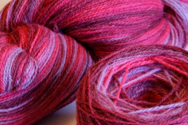 Örgü ve makro örmek için çok renkli iplikler.