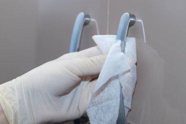 Coronavirus temizlik ve dezenfekte kılavuz ilkeleri: temiz ve dezenfekte edici ev yüzeyleri: masalar, sandalyeler, kapı kolları, ışık düğmeleri, uzaktan kumandalar, masalar, tuvaletler, lavabolar