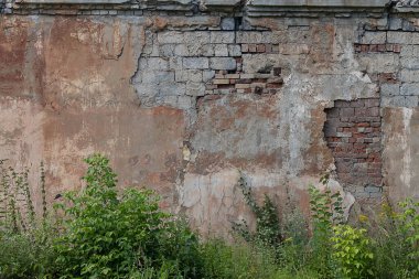 Grunge eski bir binanın tuğla ve beton duvarını yıktı. Doğal yok olmuş taş yüzeyi. Eski püskü, çatlak sıva. Kirli duvar, grunge dokusu. Boyanmış beton, soyut hasarlı mimari zemin.