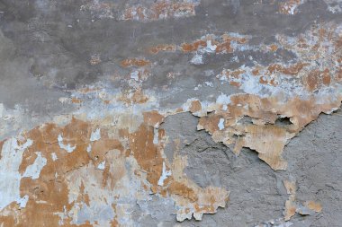Grunge eski bir binanın beton duvarını yıktı. Doğal yok olmuş taş yüzeyi. Eski püskü, çatlak sıva. Kirli duvar, grunge dokusu. Boyanmış beton, soyut hasarlı mimari zemin.