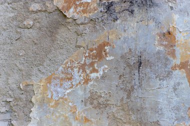Grunge eski bir binanın beton duvarını yıktı. Doğal yok olmuş taş yüzeyi. Eski püskü, çatlak sıva. Kirli duvar, grunge dokusu. Boyanmış beton, soyut hasarlı mimari zemin.