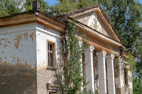 Sütunları olan terk edilmiş eski bir evin kalıntıları. Seçici odak