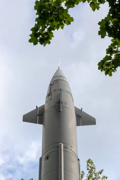 青い空に向かって弾頭を持つミサイル 大量破壊兵器化学兵器核兵器 砲兵ロケット爆弾 — ストック写真