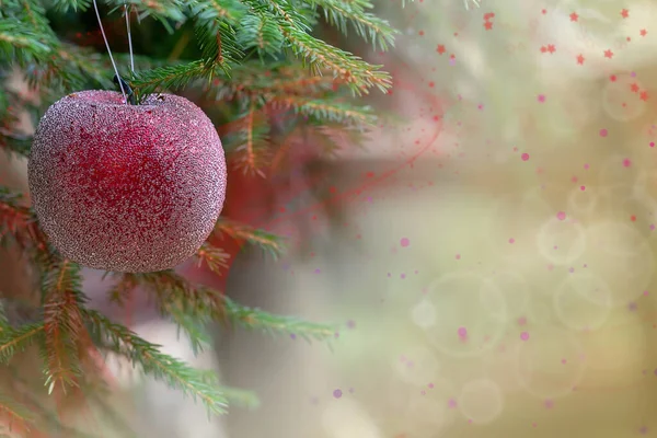 Rote Weihnachtskugeln Mit Spiegelung Schmücken Die Grünen Zweige Des Weihnachtsbaums — Stockfoto