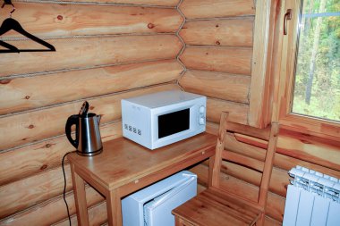 Ahşap bir evde taşra tarzında basit bir iç mekan.