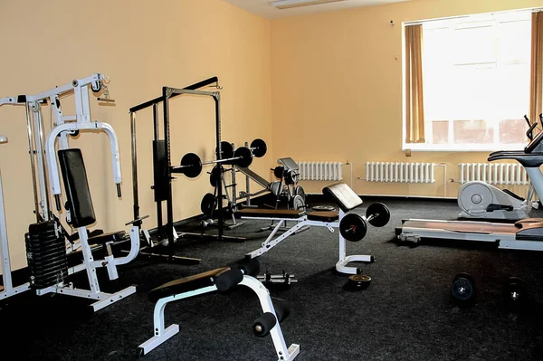 Egzersiz aletleri olan küçük bir spor salonu. Evin içi. Spor, spor, amatör spor salonu..