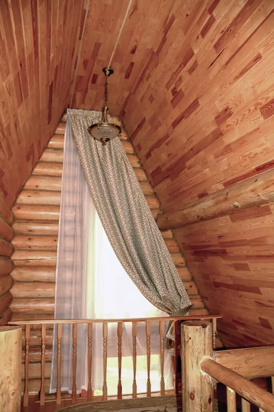 Ahşap bir evde taşra tarzında basit bir iç mekan.