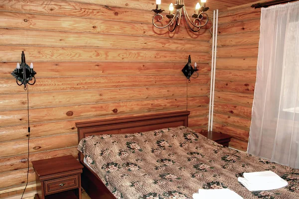 Einfache Einrichtung Landhausstil Einem Holzhaus Modernes Rustikales Schlafzimmer Mit Blockwänden — Stockfoto