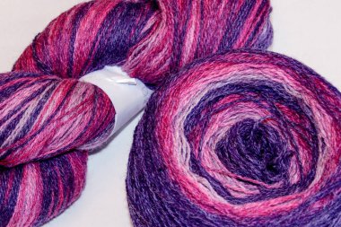 Örgü örmek için çok renkli iplikler, yün yumakları.