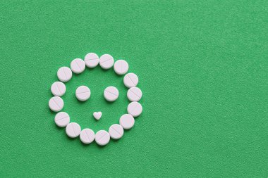 Haplardan yapılmış yaratıcı sağlık hizmeti konsepti, mavi arka plan. Uzayı kopyala Renkli kağıt arkaplanlı en küçük biçim