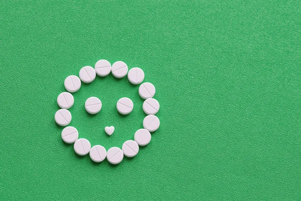 Kreativní Koncept Zdravotní Péče Pilulek Modré Pozadí Rozumím Minimální Styl — Stock fotografie