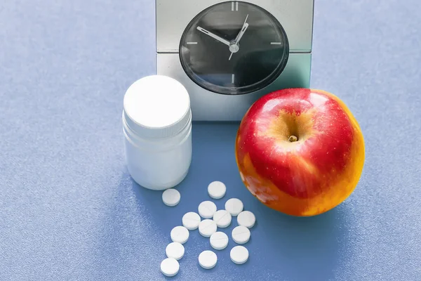 Renkli Bir Alarm Seti Kırmızı Elma Ilaç Şişeleri Sağlıklı Ilaç — Stok fotoğraf