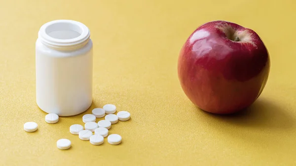 Renkli Kırmızı Elma Ilaç Şişeleri Sağlıklı Tıp Konsepti — Stok fotoğraf