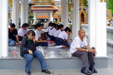 Bangkok, Tayland - 8 Eylül 2017 Aynı üniformayı giyen bir grup kız öğrenci Buda 'ya dua ediyor.