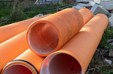 Küçük bir inşaat alanı. Yerdeki beton bloklar ve borular kurulum için hazır. Peyzaj, küçük inşaat projeleri.