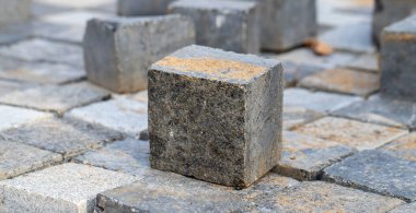 Gri yapı taşı bloklarının arka planı. İnşaat alanında birçok yapı taşı var.