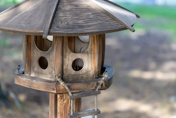 Alimentatore Legno Scoiattoli Sotto Forma Casa Cura Invernale Animali Uccelli — Foto Stock