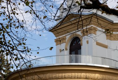 Sonbahar sezonunda beyaz klasik binanın arka planında sonbahar yaprakları.