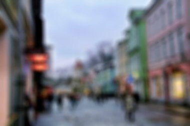 Odaklanamayan fotoğrafçılık. Kışın Eski Tallinn sokakları. Tasarımınız için bulanık arkaplan