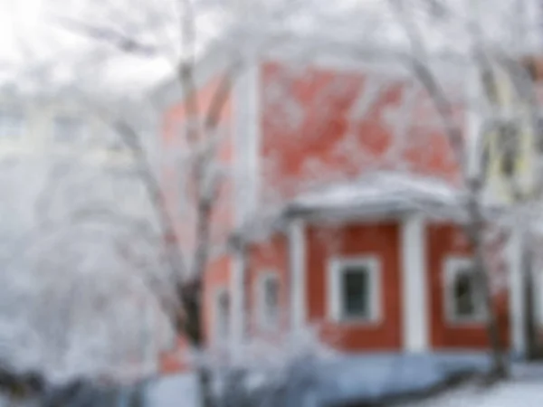 Fotografía Desenfocada Ciudad Invierno Nieve Edificio Rojo Está Rodeado Árboles —  Fotos de Stock