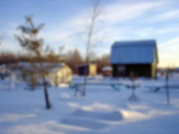 冬の自然の中で小さな木造の家 — ストック写真